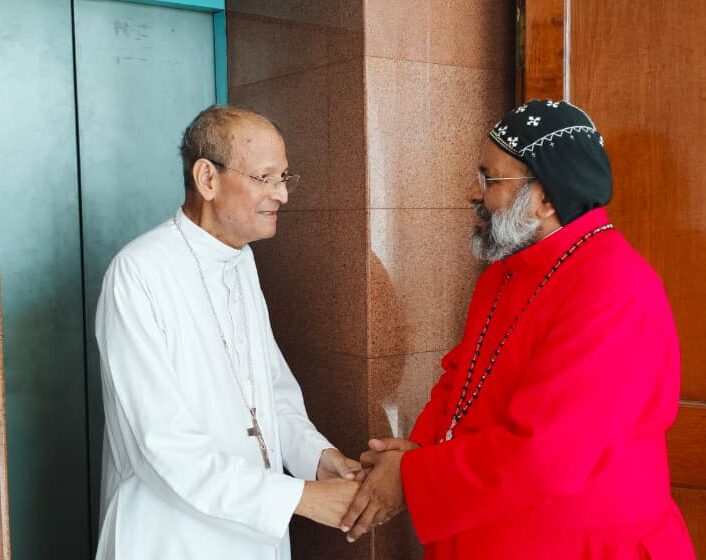  അഭിവന്ദ്യ ഡോ. മാത്യൂസ് മോർ അന്തിമോസ് മെത്രാപ്പോലീത്ത മെത്രാപ്പോലീത്ത ഡോ. ജോസഫ് കളത്തിപ്പറമ്പിൽ പിതാവിനെ  സന്ദർശിച്ചപ്പോൾ.
